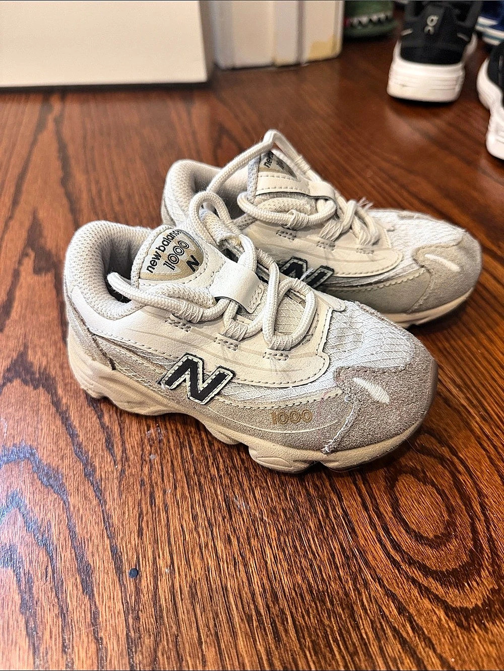 New Balance 1000 Kids Sneakers beige & White size 8